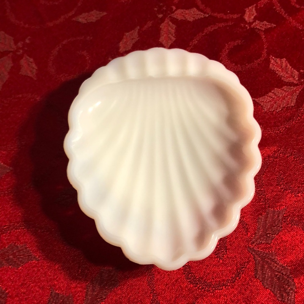 Milk Glass Soap Dish Bowl Vintage Clam Shell Shape Beach Small Damage